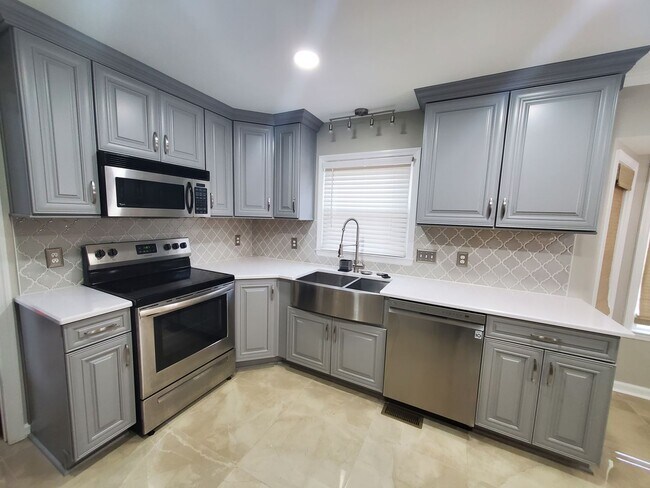 Building Photo - 638 Tanglewood Dr