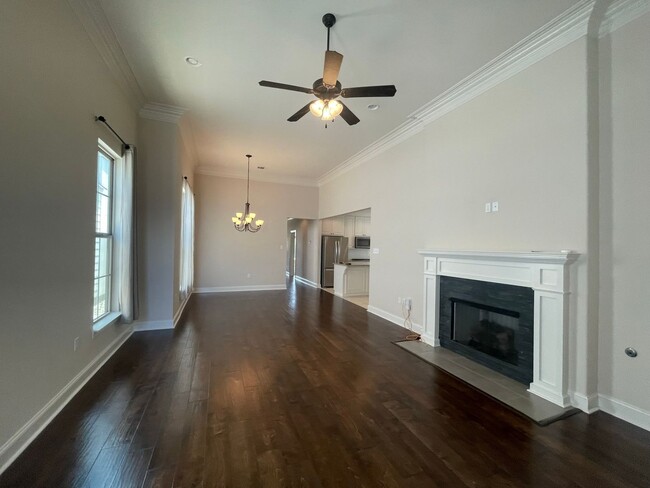 Building Photo - 3 Bedroom House off Nicholson with Communi...