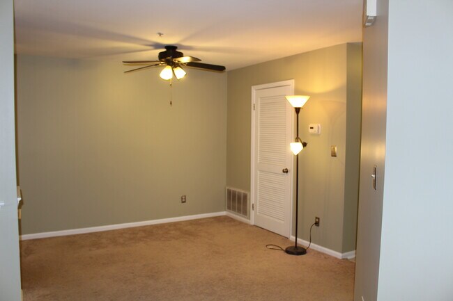 Dining Area - 424 Waterford Dr