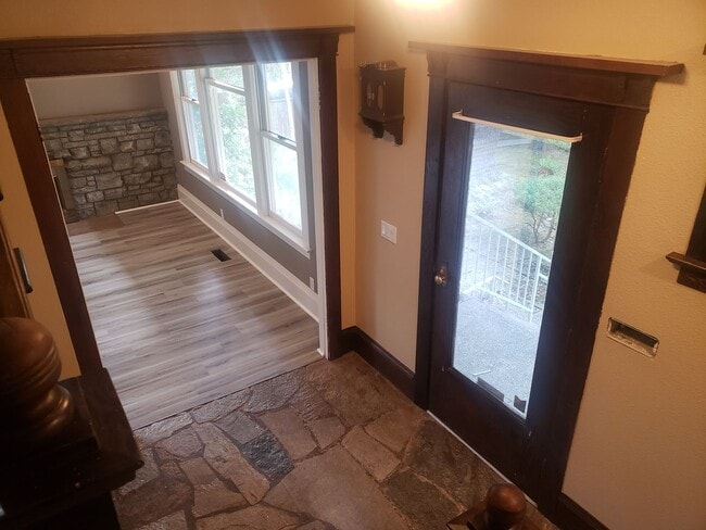 Foto del edificio - Large Unique House in Milwaukie with Big Fenced Yard