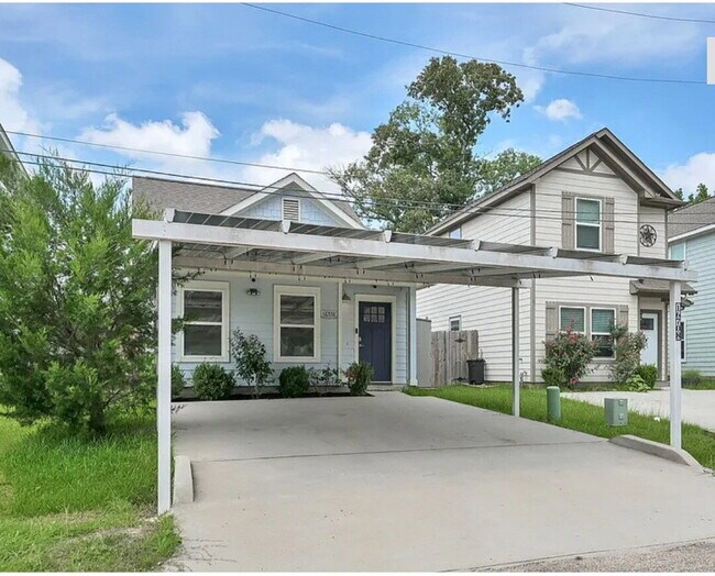 Foto del edificio - Rare opportunity to lease one of the few 3-bedroom, 3-bath homes in Lake Conroe Village!
