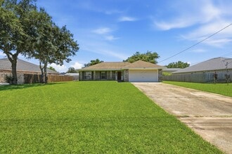 Building Photo - 2030 Hawthorne Dr