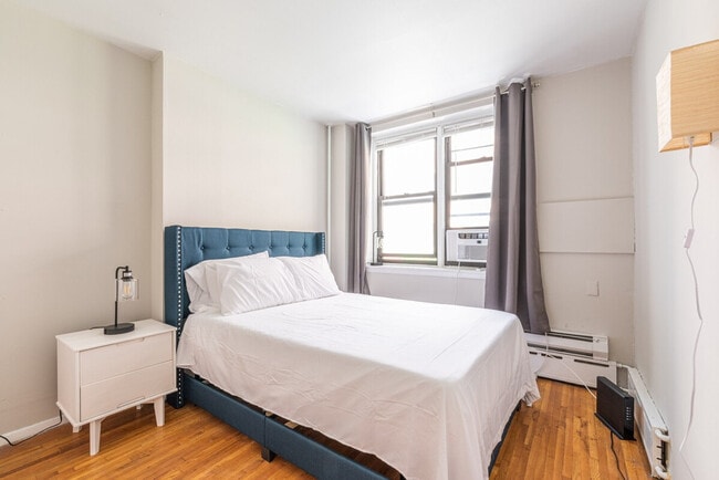 Foto del edificio - 244 W 56th St