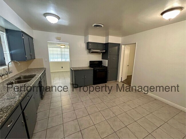 Building Photo - Cute 3 Bed/2 Bath Home in SE Bakersfield w...