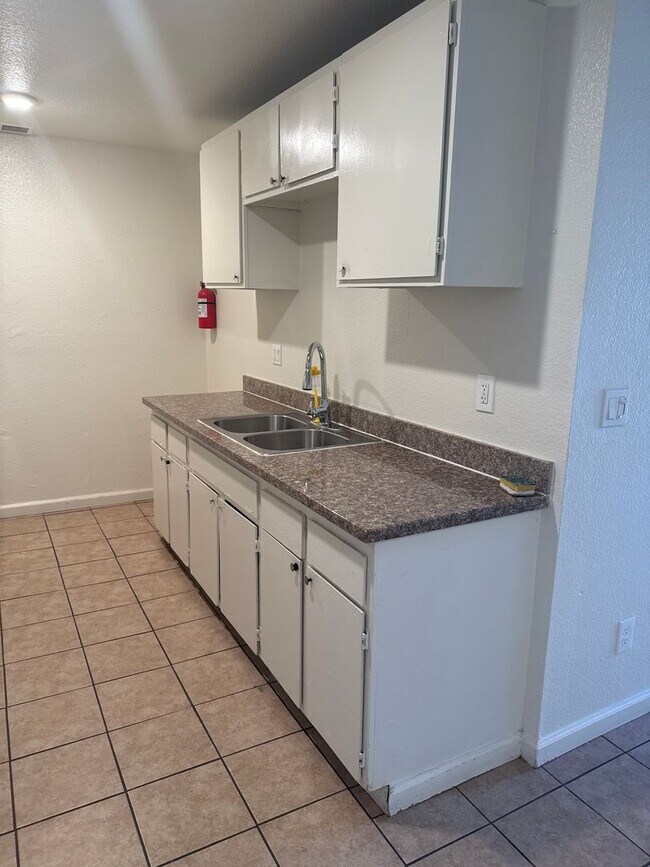 Foto del edificio - 8821-8823 Kelley Dr
