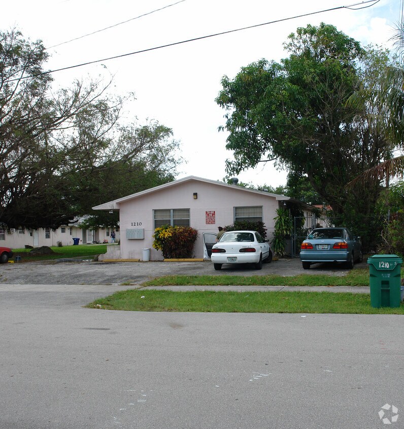 Building Photo - 1210 NE 113th Ter