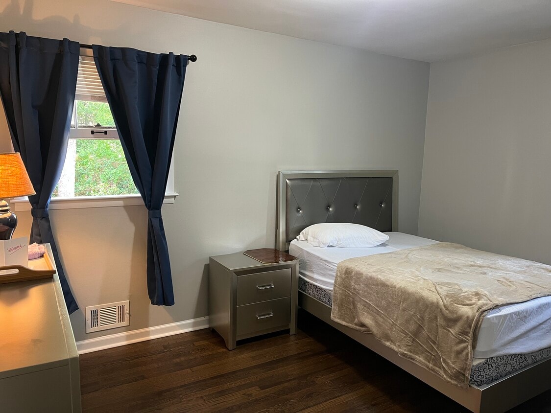 Private room. Full bed - 6140 Hillandale Dr