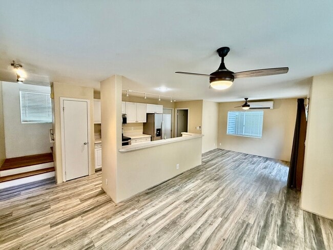 Building Photo - Wood Creek/3 BD/2.5 BA/Garage