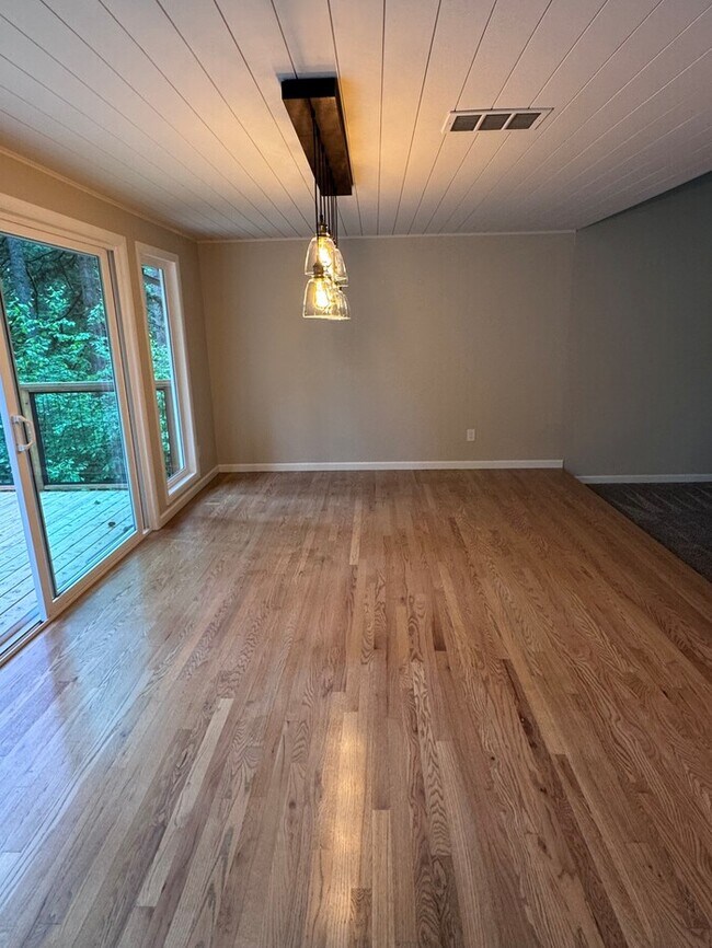 Foto del edificio - Spacious 4 Bed Home Backing to Private Woodland Trails! Finished Basement, Large Deck, Office, Pe...