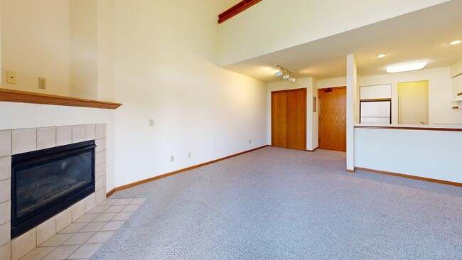 Small 1 Bedroom Loft Living Space - Lake Pointe