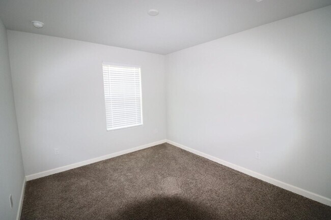 Building Photo - 3 bedroom 2. 5 bath