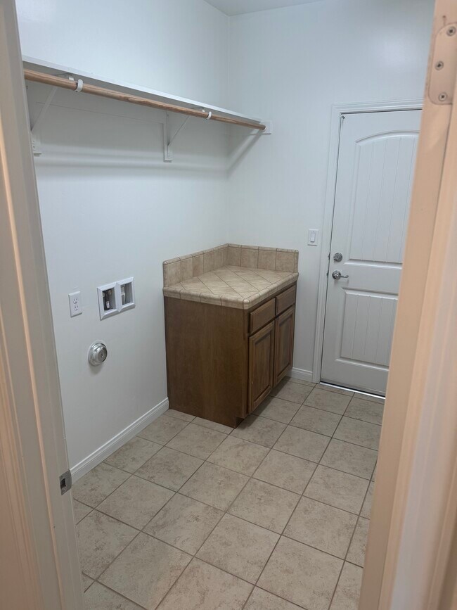 Foto del edificio - 9909 Swansboro Way