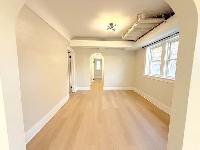 Building Photo - 714 Elliott St E