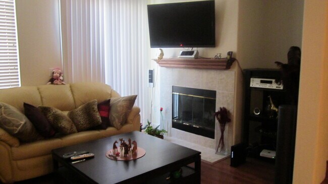 Foto del edificio - 716 City Walk Pl