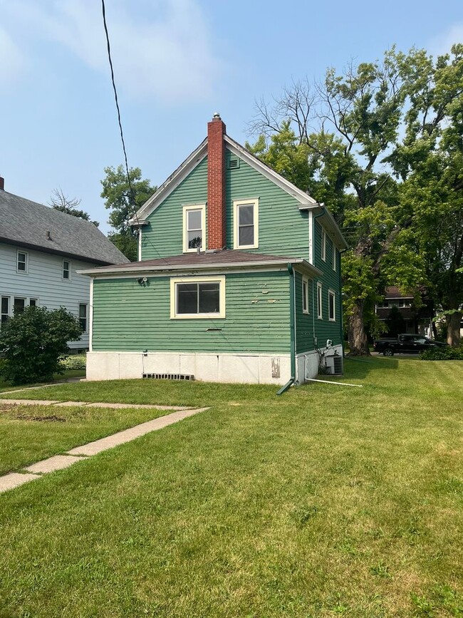 Building Photo - 3 Bedroom 2 bath 1 1/2 story home in Fargo...