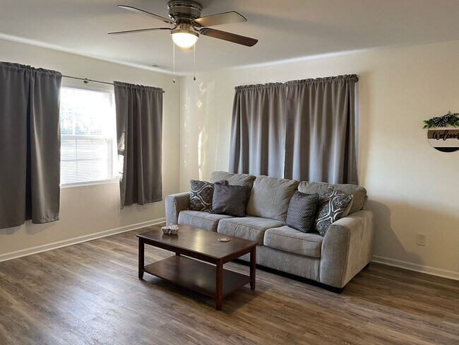 Foto del edificio - Fully Furnished Townhome