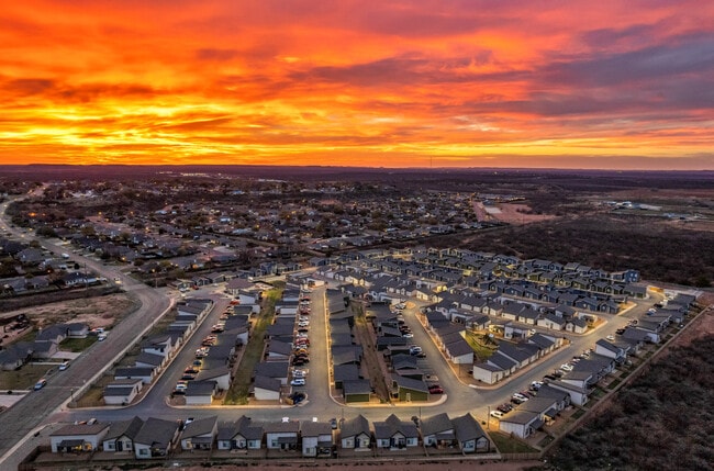 Building Photo - Creek 27