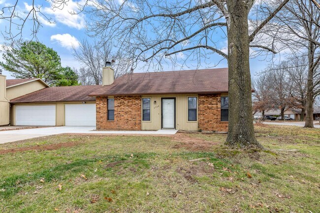 Building Photo - Spacious 2/2 duplex in a great location
