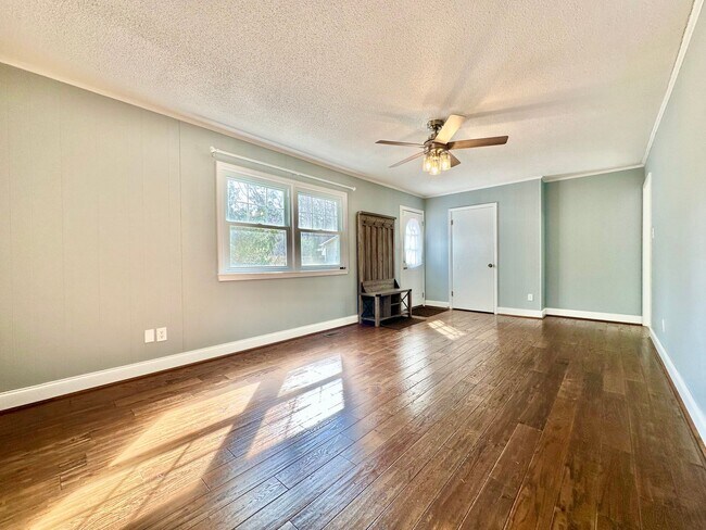 Foto del edificio - Updated 3BR Ranch | Large Lot, Deck & Modern Finishes – Minutes to Durham