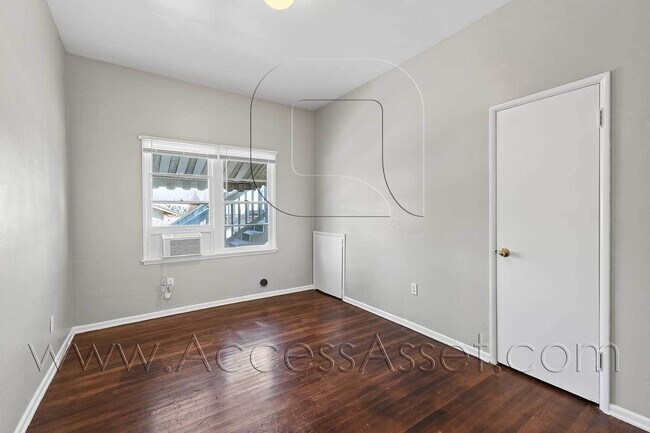 Foto del edificio - Charming 1 Bed/1 Bath Bottom Unit In The Heart Of Lake Elsinore!