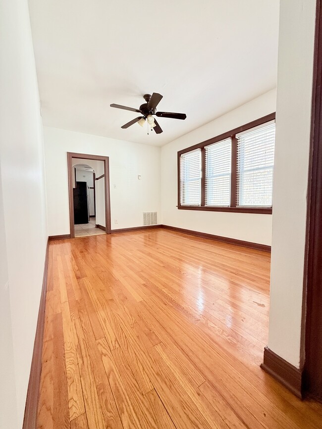 Building Photo - 7336 S Artesian Ave