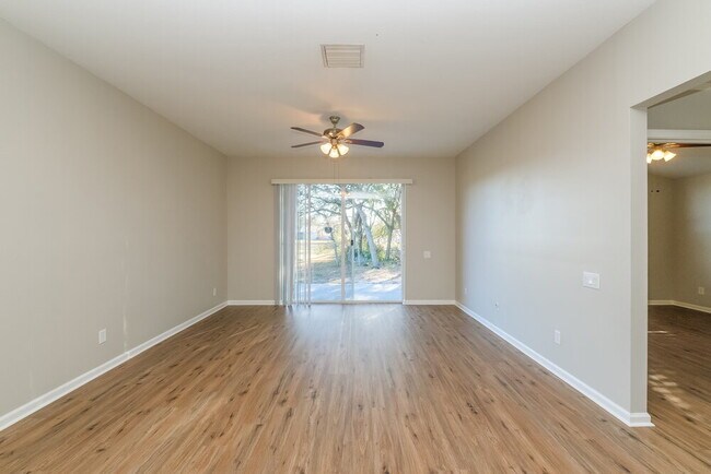 Foto del edificio - 14719 Wake Robin Dr