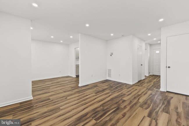 Building Photo - 8234 Stationhouse Ct