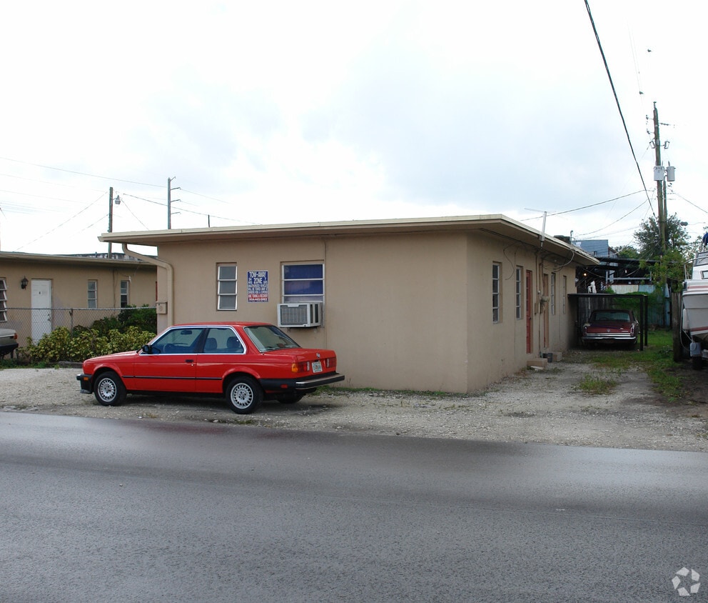 Building Photo - 6006-6010 SW 39th St