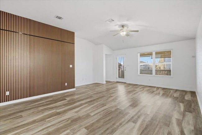 Foto del edificio - 19040 Kimberlite Dr