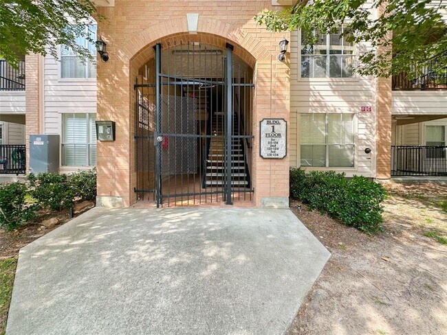 Foto del edificio - 8051 Bay Branch Dr
