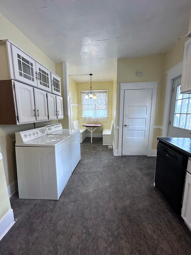 Kitchen - 1028 E 8th Ave