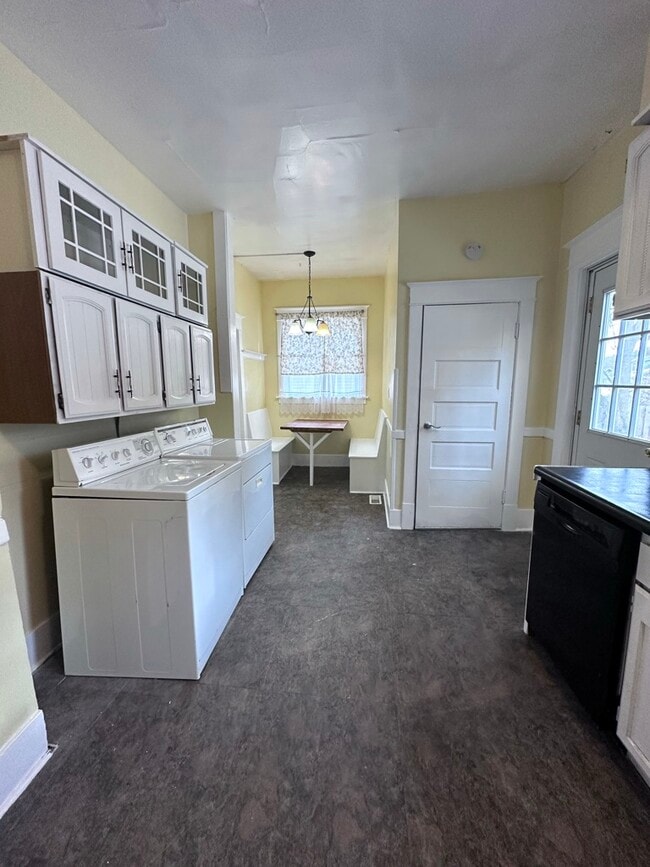 Kitchen - 1028 E 8th Ave