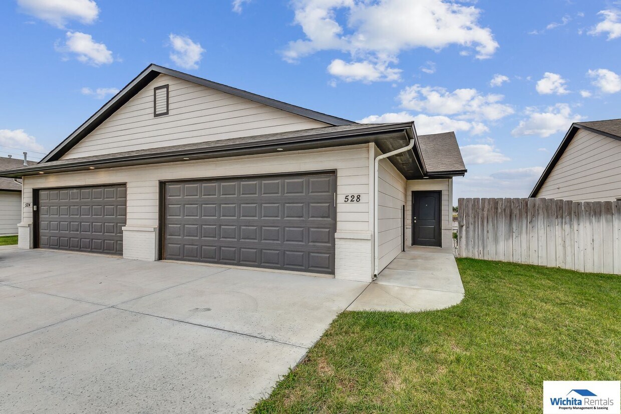 Primary Photo - Newer 3 bedroom 2 bath Duplex in Goddard