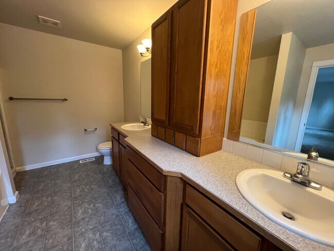 Foto del edificio - Large Four-Bedroom Home in the Heart of PO! Available for Rent NOW!