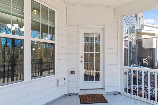 Foto del edificio - **Stylish 3BR Home Near Downtown Apex**
