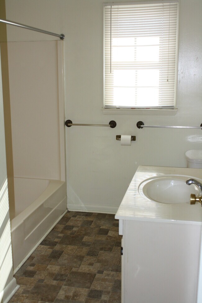 Baño principal - 505 E Spiller St