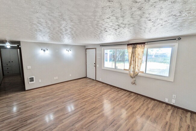 Foto del edificio - 908/910 East Rockwell Avenue