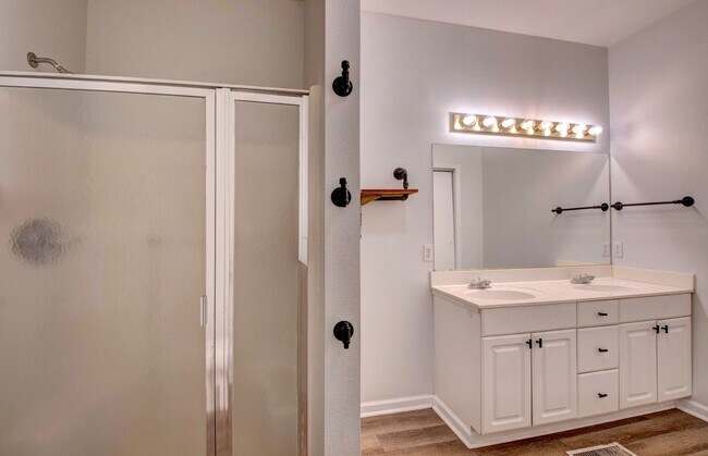 Foto del edificio - Now Available!