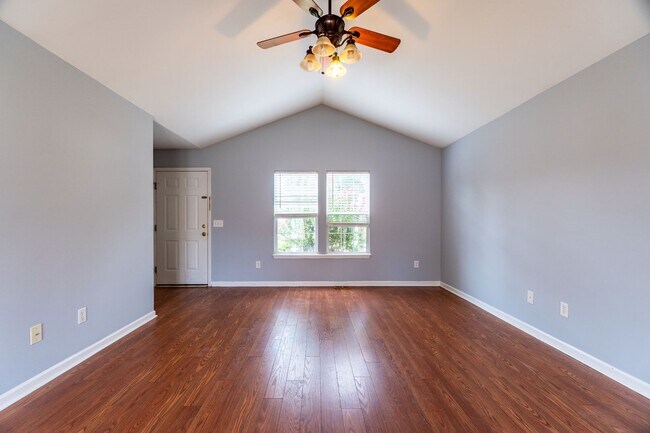 Foto del edificio - Beautiful one-level 3-Bedroom 2-Bath Ranch...