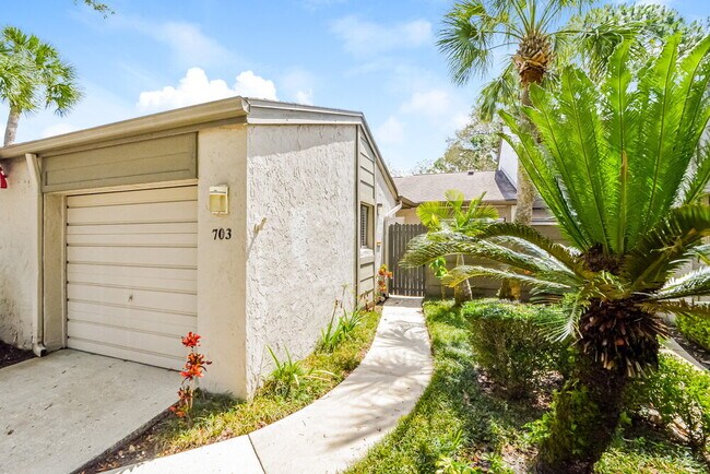 Foto del edificio - 703 Drywood Ave