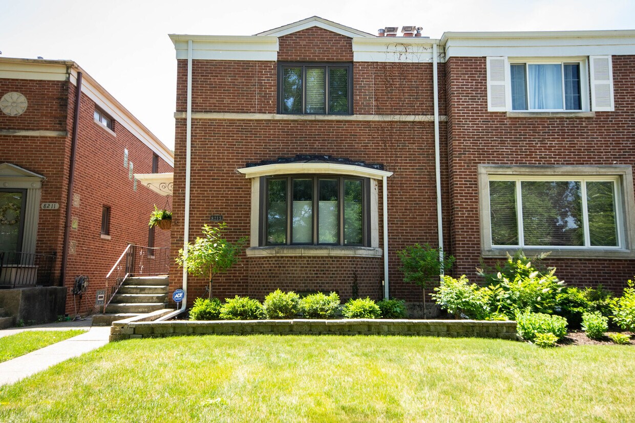 Foto principal - 8213 Lake St