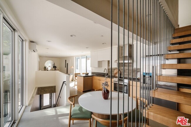 Foto del edificio - 1125 N Beverly Glen Blvd