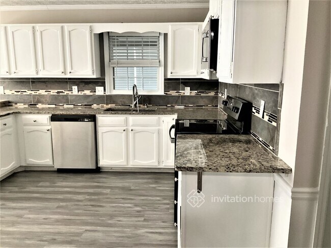 Building Photo - 2131 Crescentview Dr