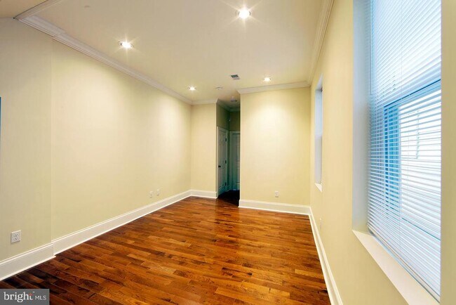 Foto del edificio - 335 W Girard Ave
