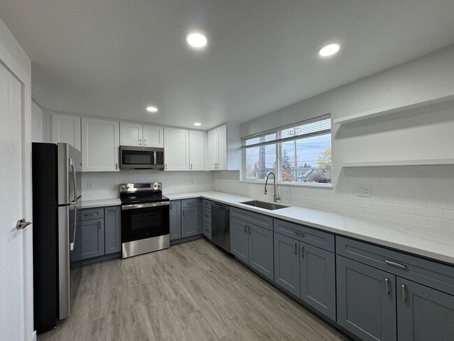 Building Photo - HUGE Three Bedroom with Garage!