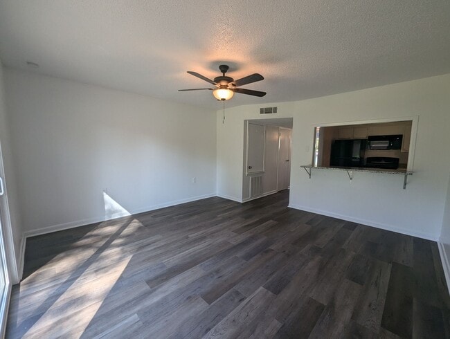 Building Photo - Newly Remodeled 2/1.5 Townhouse in Newport!