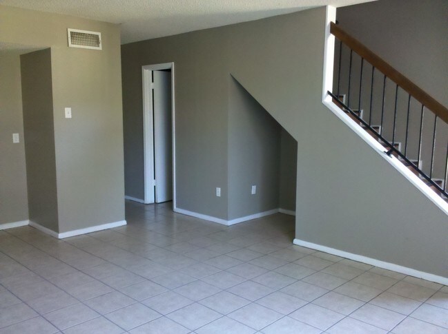 Building Photo - 2618 Kelli Dr