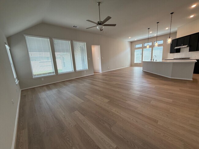 Foto del edificio - 5207 Maple Wood Dr