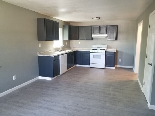 Foto del edificio - 3 BED 1 BATH HOUSE WITH A FENCED BACKYARD ...