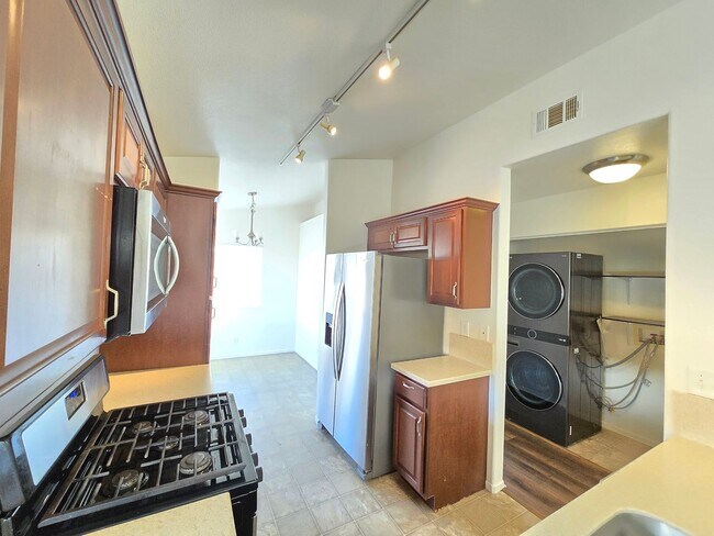 Building Photo - Beautiful 4-Bedroom / 2-bathroom Single-Family Home for Rent